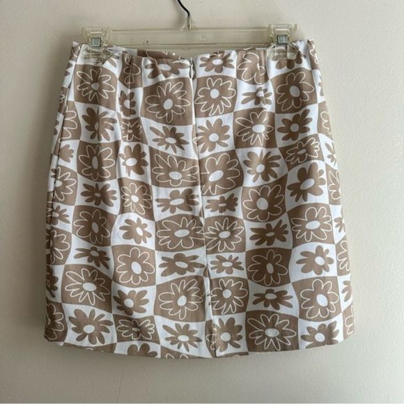 Love on a Hanger • Mod Floral Mini Skirt - Picture 4 of 7
